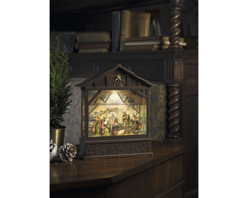 Decoratieve kerststal met verlichting en traditionele voorstelling.