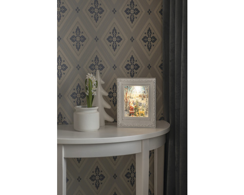 Decoratieve kerstscène met verlicht frame op een tafel