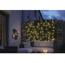 Sfeervolle tuinscène met lichtsnoer, buitenverlichting en zithoek voor de Hornbach webshop.
