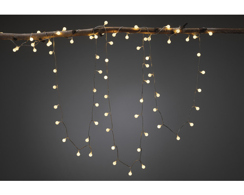 Decoratieve lichtslinger met warm wit licht bevestigd aan een tak