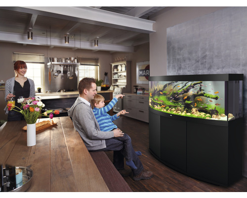 Groot aquarium met onderstel in een woonkamer met familie.