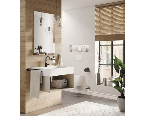 Badkamer met wastafel, spiegel, hangtoilet en raam met jaloezie