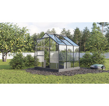 Glazen kas met open dakramen in de tuin