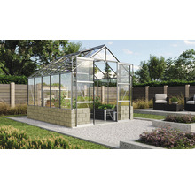 Glazen kas met stenen fundering in een tuin