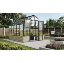 Tuinkas met stenen fundering in de tuin