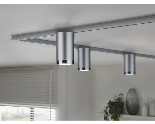 Plafondlamp met drie spots op een rail