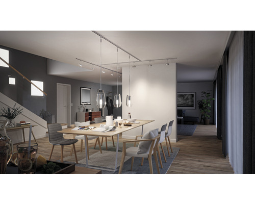 Eetkamer met eettafel, stoelen en railsysteem met hanglampen
