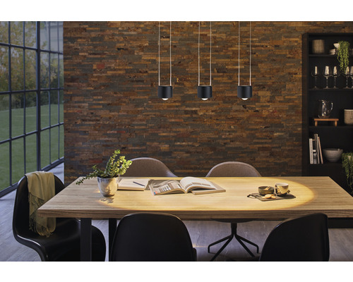 Eetkamer met eettafel, stoelen en drie hanglampen