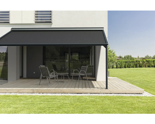 Terras met zonnescherm, tafel en stoelen voor de gevel van het huis