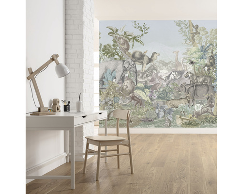 Lichte kamer met bureau, stoel en behang met dierenmotief
