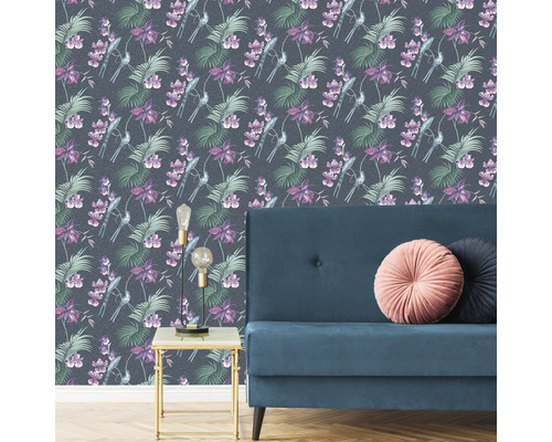Decoratieve kamer met bloemen- en vogelbehang, bank en bijzettafel
