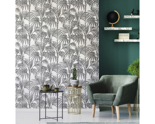 Decoratief interieur met patroonbehang, fauteuil en wandplanken