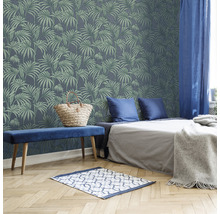 Slaapkamer met patroon junglebehang, bed, bank en decoraties