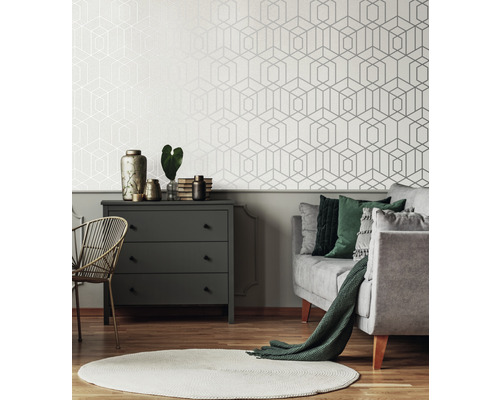 Woonkamer met geometrisch behang, ladekast en bank