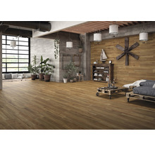 Woonkamer met houten vloer en decoratieve elementen voor een gezellige sfeer.
