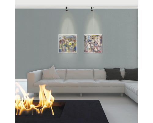 Woonkamer met bank, kunstwerken en railspots