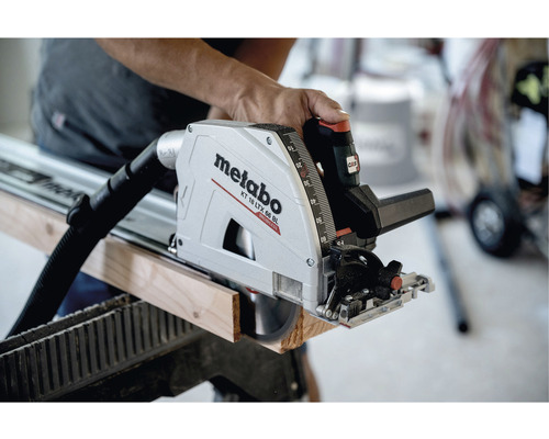 Metabo handcirkelzaag in actie bij het zagen van een houten plank