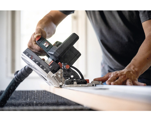 Man zaagt hout met een invalzaag