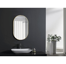 Ovale spiegel met wastafel in een badkamer