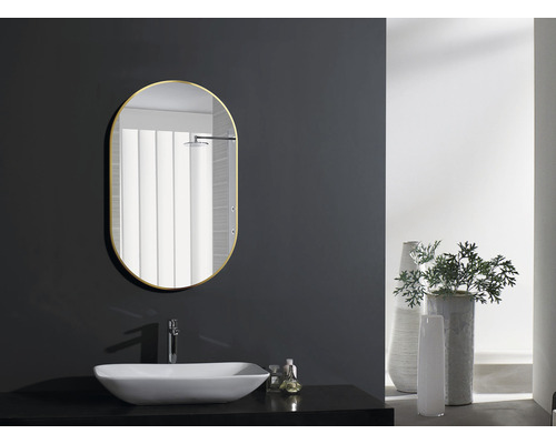 Ovale spiegel met wastafel in een badkamer