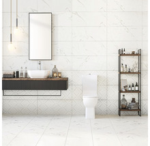 Lichte badkamer met wastafel, spiegel, toilet en rek