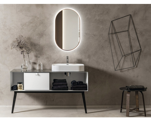 Moderne badkamer met wastafel, spiegel en decoratieve elementen