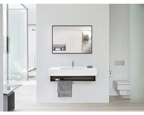 Moderne badkamer met wastafel, spiegel en toilet in lichte kleuren