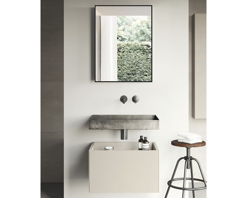 Moderne badkamer met wastafel, spiegel en kruk