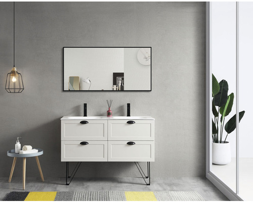 Badkamer met wastafelonderkast, spiegel en decoraties