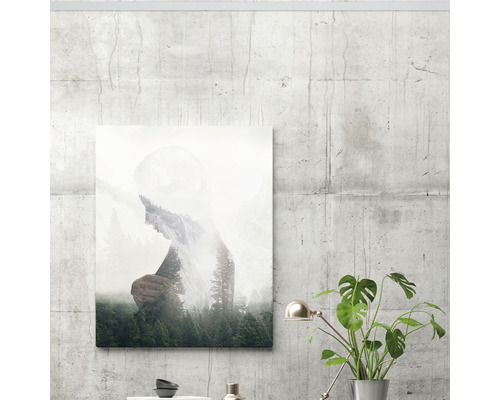 Decoratieve muurafbeelding met natuurmotief in interieur.