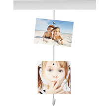 Mobiel met twee foto''s, opgehangen aan een stang