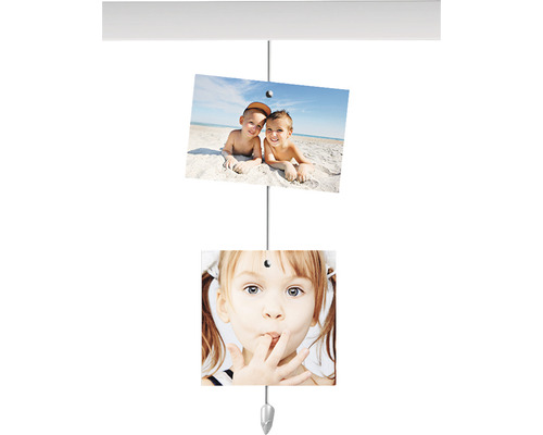 Mobiel met twee foto''s, opgehangen aan een stang