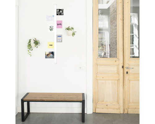 Hal met een bank, een prikbord en decoraties