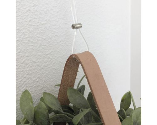 Gedetailleerde foto van een decoratie met leren bandophanging