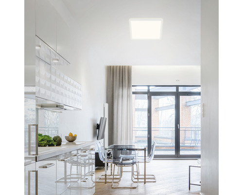 Moderne keuken met eettafel en vierkante plafondlamp