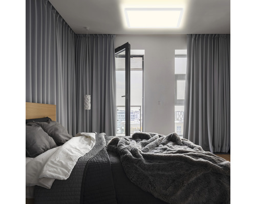 Slaapkamer met bed, gordijnen en vierkante plafondlamp