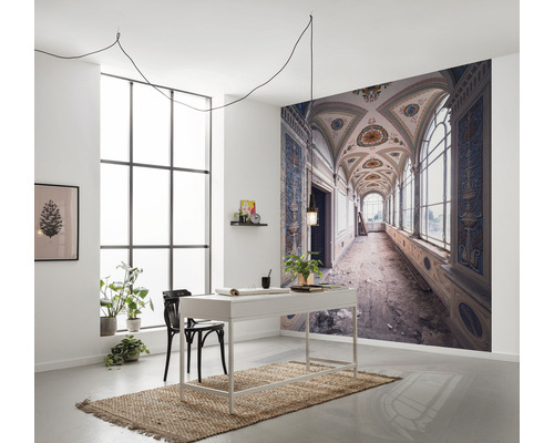 Woonkamer met fotobehang van een oud gebouw, bureau en raam