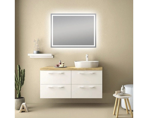 Badkamer met wastafelonderkast, opzetwastafel en verlichte spiegel