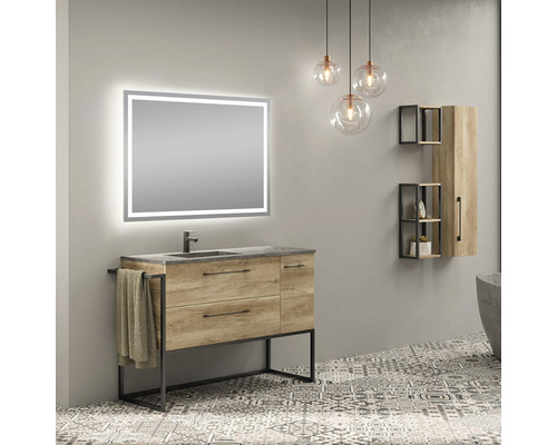 Badkamer met wastafelonderkast, verlichte spiegel en hanglampen