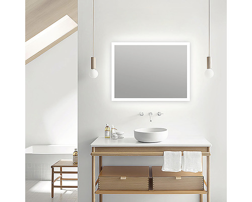 Moderne badkamer met verlichte spiegel, waskom en houten onderkast.