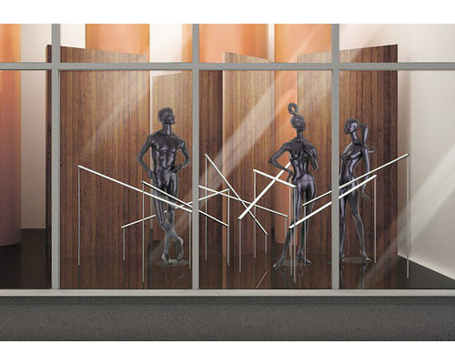 Etalage met drie etalagepoppen en houten panelen op de achtergrond