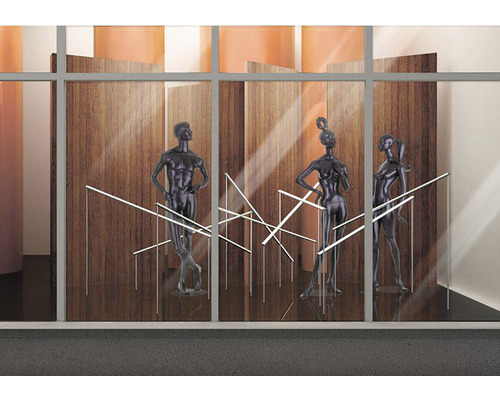 Winkelruit met drie mannequins voor een houten achtergrond en abstracte lichtelementen