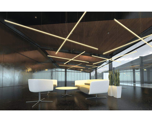 Kantoorruimte met lineaire hanglampen, fauteuils, bank, tafel en potplanten