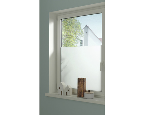 Raam met semi-transparante privacyfolie en decoratie