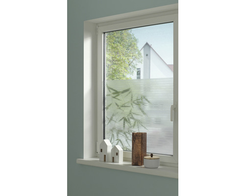Wit raam met decoratie op de vensterbank