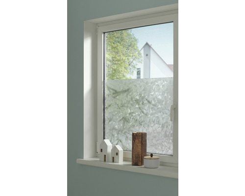 Raam met glasfolie en decoratie op vensterbank