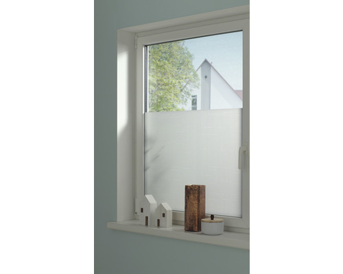 Raam met semi-transparante rolgordijn voor privacy en decoratie