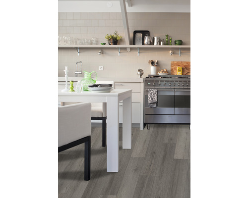 Lichte keukenruimte met eettafel, stoelen en houten vloer