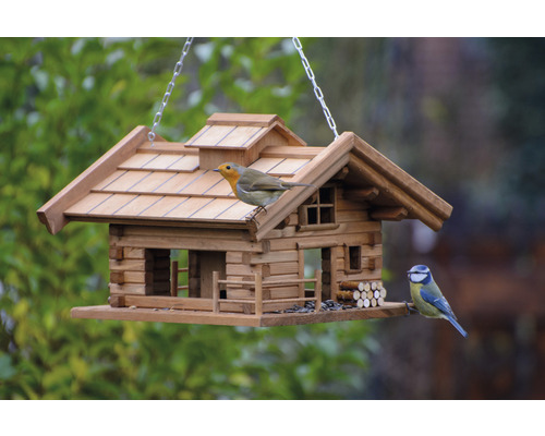 Houten vogelhuis in chaletstijl met twee vogels
