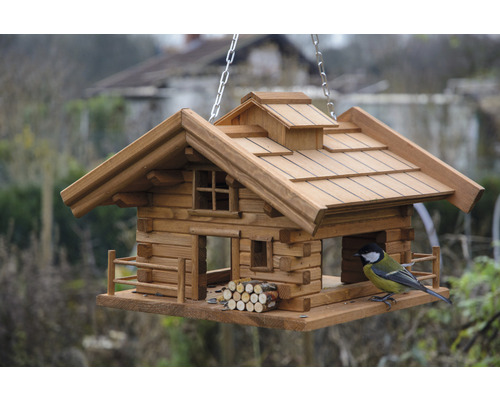 Vogelhuis in chaletstijl met koolmees